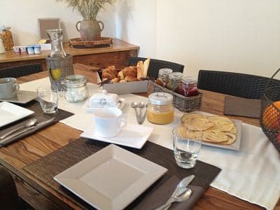 Petit-déjeuner terroir servi à la Ferme de Villeray