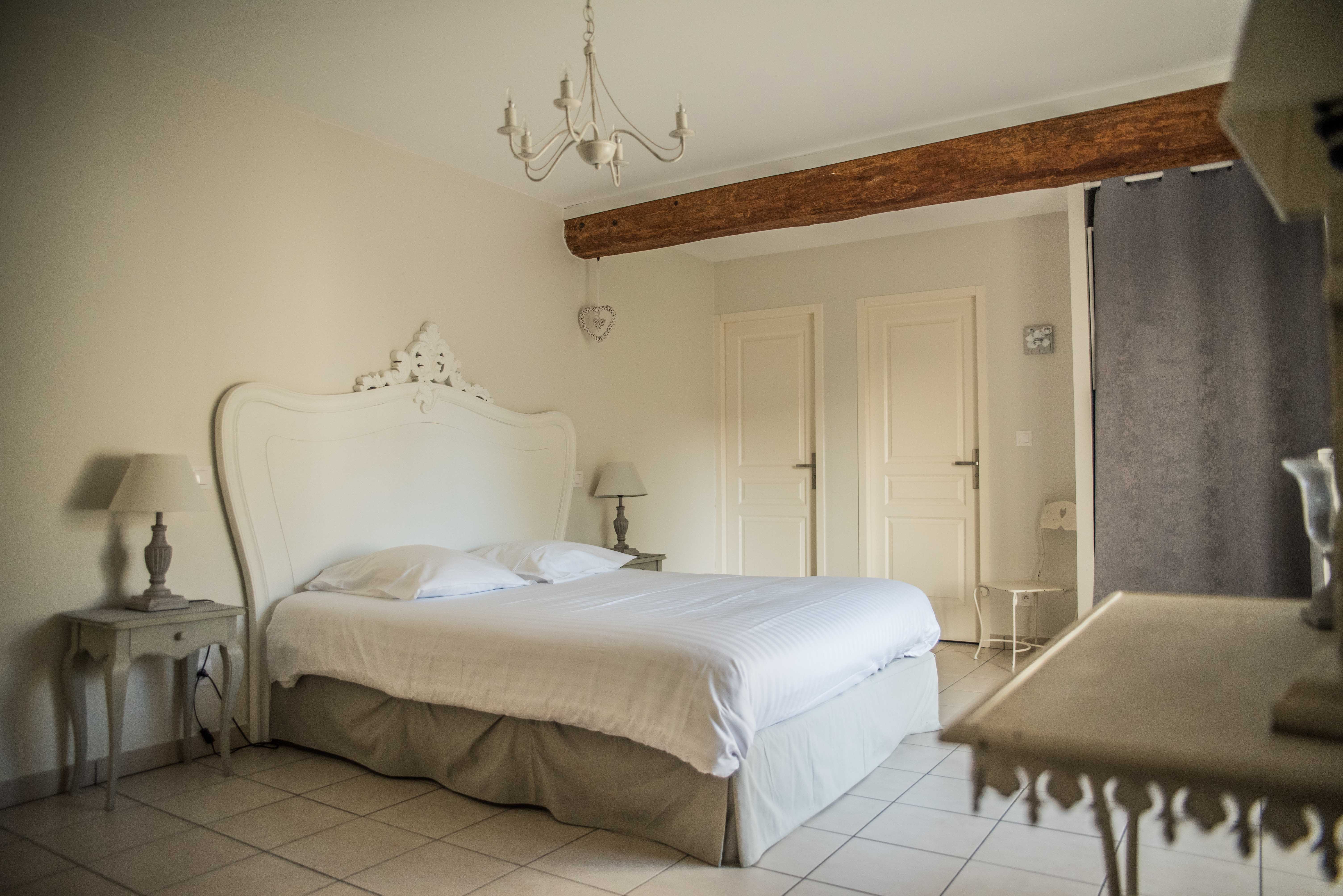 Chambre d'hôtes Villeray, lit à baldaquin blanc et poutre apparente