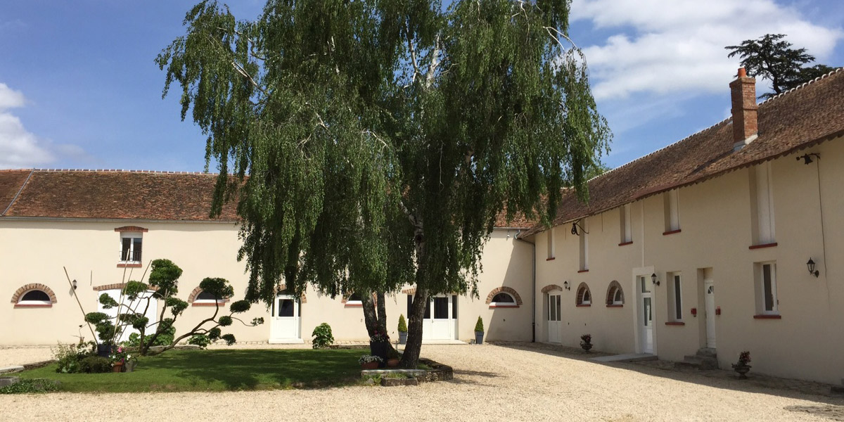 Façade en pierre calcaire et toiture en tuiles de la ferme
