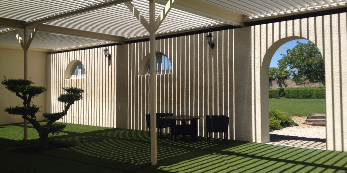 Patio-terrasse sous sa pergola bioclimatique