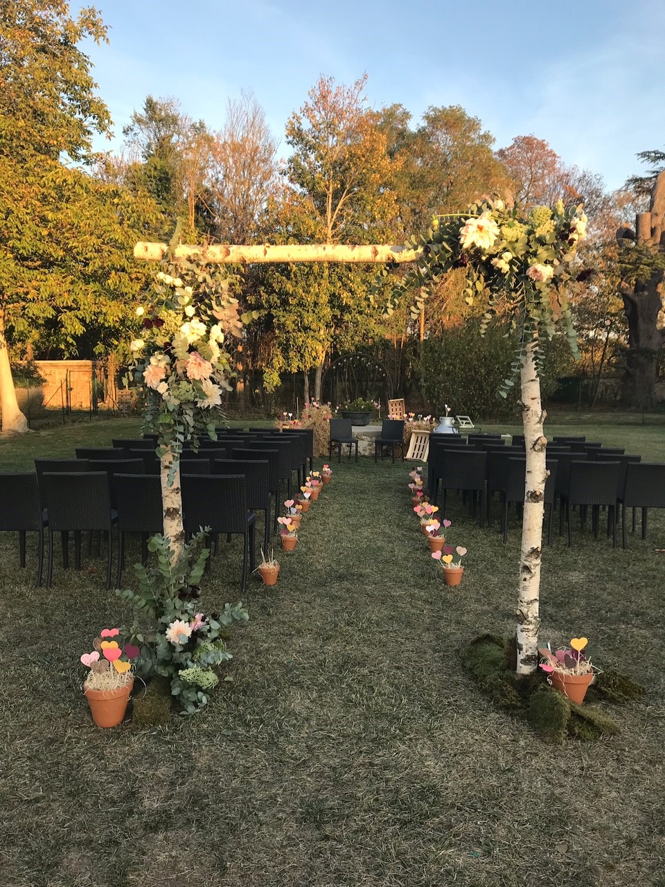 Allée du jardin dressée pour une cérémonie