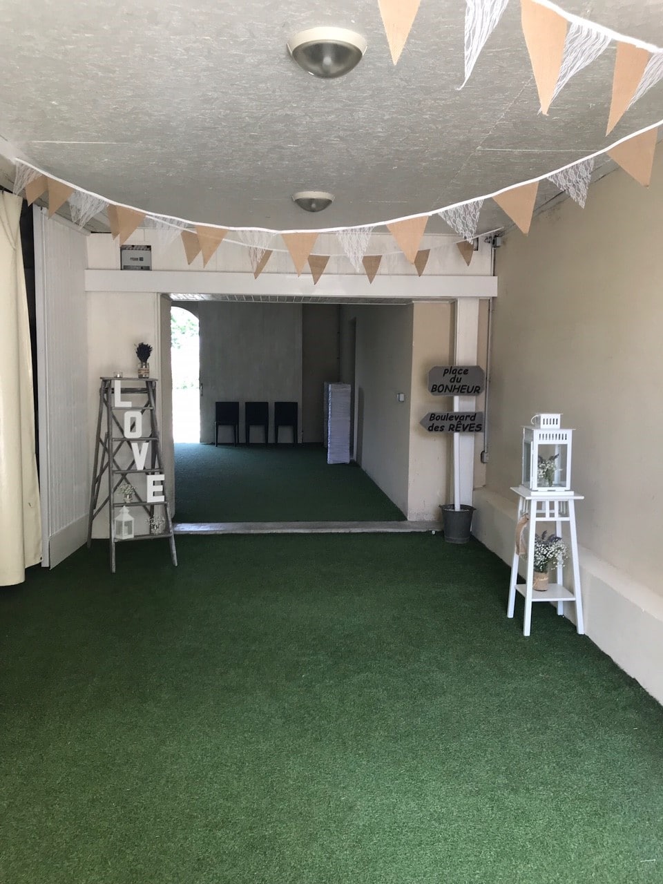 Couloir d'accès décoré pour une réception