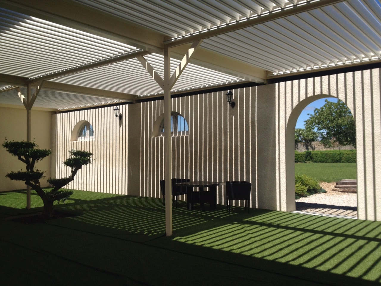 Patio-terrasse et sa toiture bioclimatique, ouverte ou fermée selon la météo