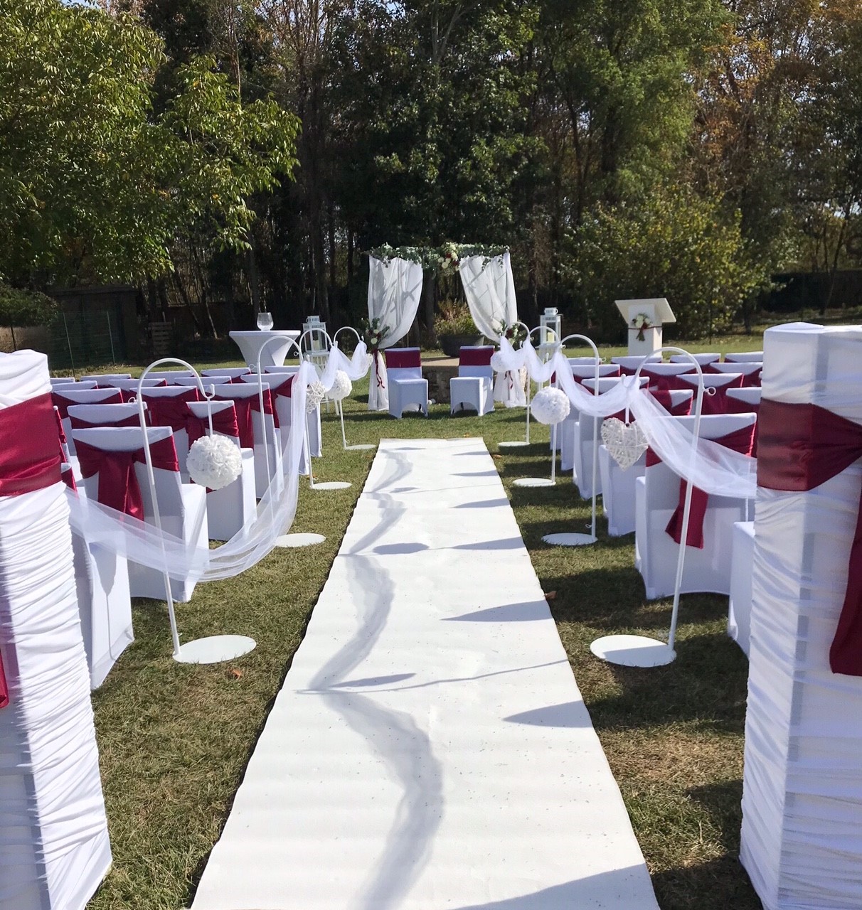 Chaises habillées pour une cérémonie